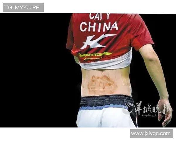 足球明星因腰伤困扰高清图片分享展现运动员不屈精神与拼搏历程